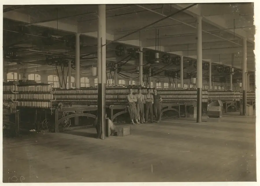 Lewis Hine, mule room in a New Bedford cotton mill, 1912 (New Bedford working-class milieu)