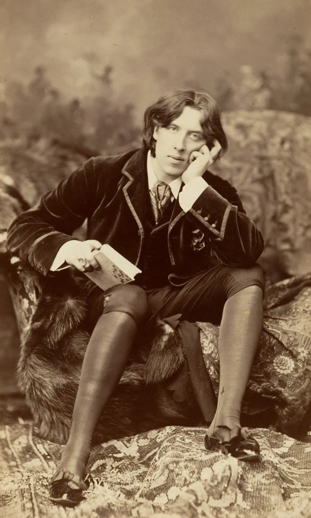 1882 studio portrait of Oscar Wilde