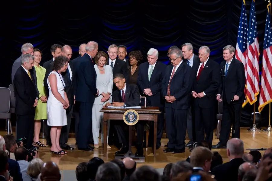 President Obama signs the Dodd-Frank Act (Barney Frank present)